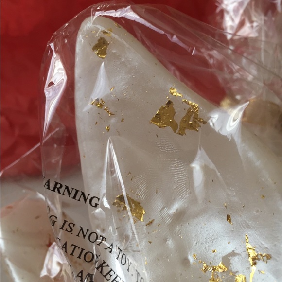 🐬 CLEARANCE ITEM: 🌟 HP ⭐️ 🆕 Large Dove Candle with Golden Foil Accents 🕊 - Picture 8 of 11